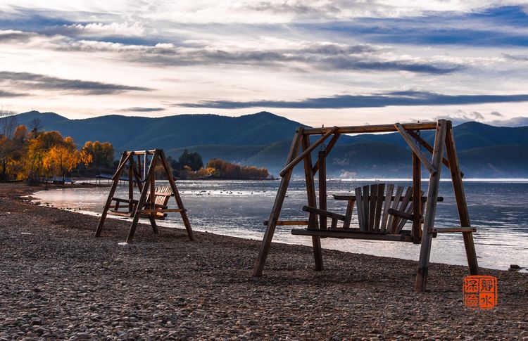 泸沽湖洗涤心灵的纯净之地,泸沽湖迷人的倒影