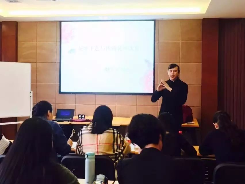 高薪的纪梵希offer和不赚钱的复古首饰，他选择了后者