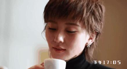 我们闯入了刘诗诗的房间“看看你出门前都在做什么?”