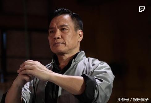 13岁习武,跑了三十多年龙套,如今在美国被金发女郎献吻演主角