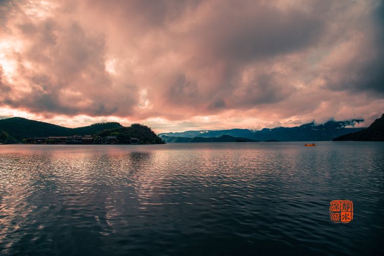 泸沽湖洗涤心灵的纯净之地,泸沽湖迷人的倒影