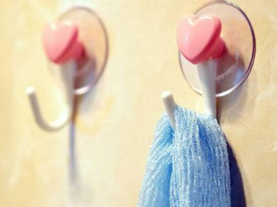 吸盘挂钩太牢固怎么拿下来,吸盘挂钩总往下掉一招让它变牢固