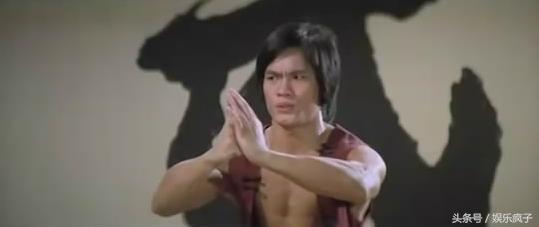 13岁习武,跑了三十多年龙套,如今在美国被金发女郎献吻演主角