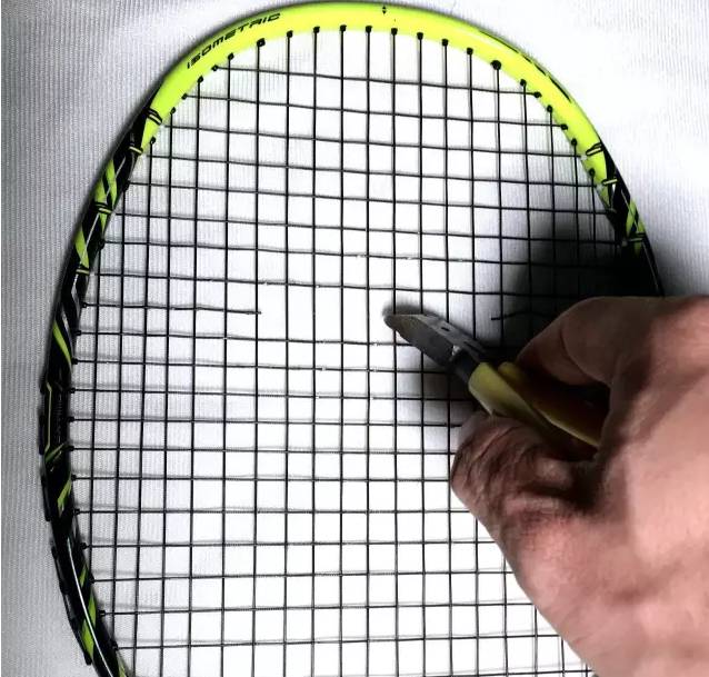 羽毛球断线不剪线修补,羽毛球拍子断线如何正确剪线