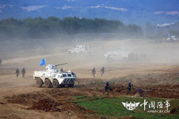 晨看*疆新**│算命结果不好她醉驾撞饭店玻璃；*疆新**成“消费万元户”