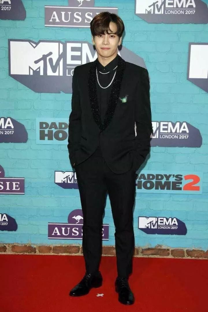 本周TA最潮｜水晶雪莉一酷一美防弹茶蛋*服私**完美碾压