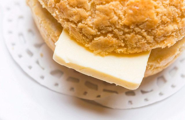 边走边吃串串,边走边吃菠萝