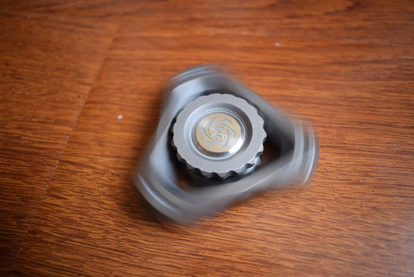 国外枪支配件企业不务正业，用枪支钢材做了一款指尖陀螺