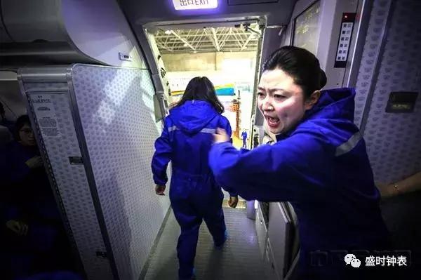 空姐为什么都戴一块好手表,空姐为什么手上一定要戴表