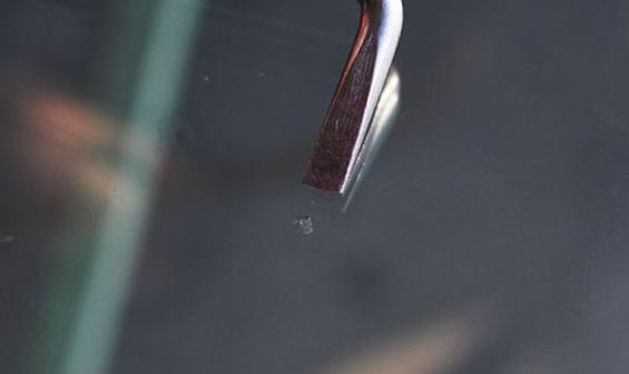 挡风玻璃被石子打裂有刮痕？4S店里套路深！教你一招，快速搞定