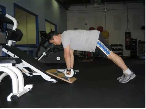 练腹肌用腹肌轮还是其他方式,腹肌轮跪着练能练出腹肌吗