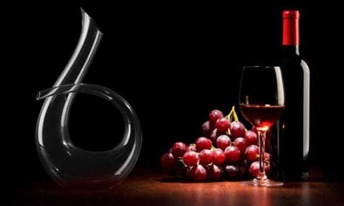 天鹅醒酒器与斜口醒酒器哪个好用,不倒翁醒酒器与传统醒酒器哪个好