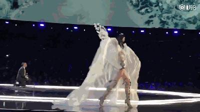 奚梦瑶摔倒是计划炒作吗,奚梦瑶维密走秀摔倒的新闻评论