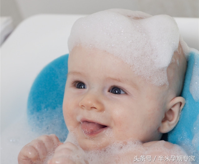 怎样给宝宝洗澡水不会弄到耳朵里,怎样给宝宝洗澡不容易受凉
