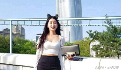 泡菜韩国的设计真是看不懂，这样的黑毛衣竟被穿出不是凡人的感觉