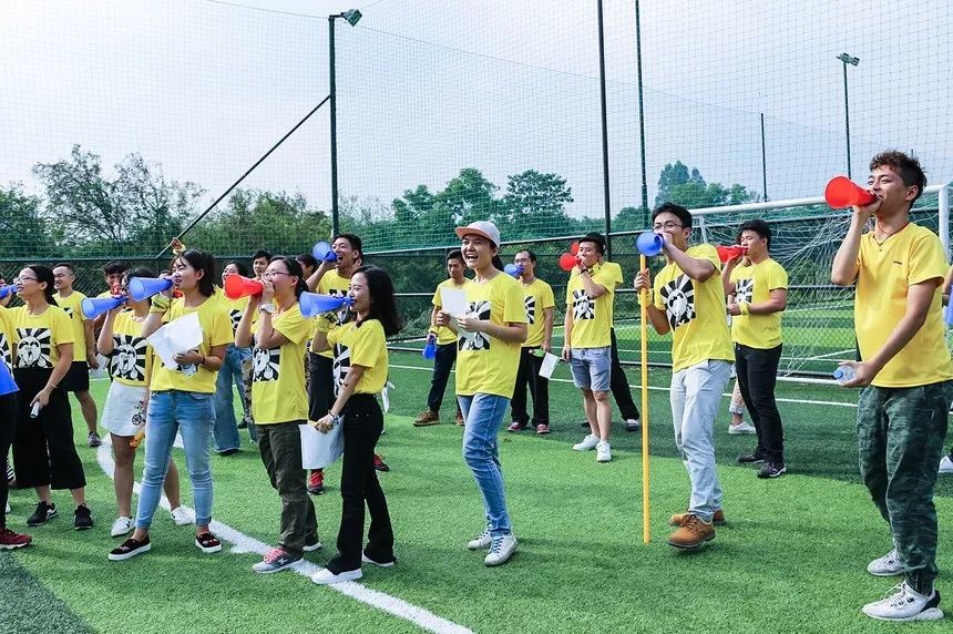 这运动会有毒！穿别人裤裆还很开心