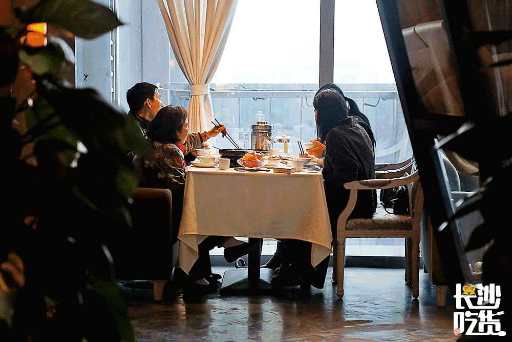 这家店竟凭借颜值和口味，竟然稳做湘菜界的精致女神十年！