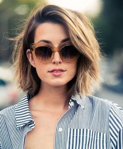 适合40-50岁圆脸中长发发型,适合圆脸微胖女生发型中长卷发