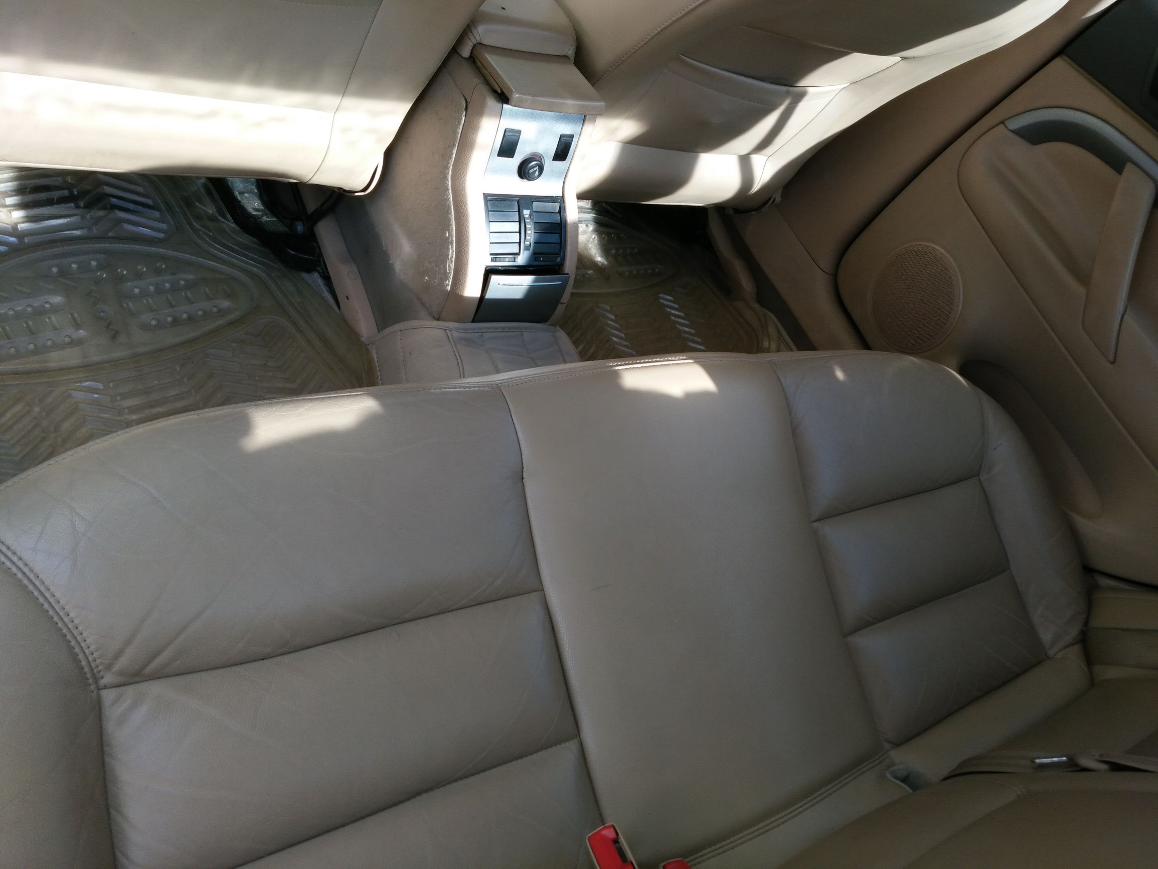 2012年帕萨特漏油出在哪里,大众帕萨特开多少公里开始漏油