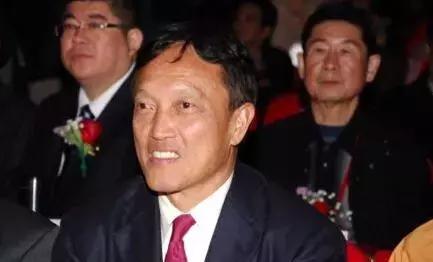 出身苦寒11岁赴港,热衷体育和慈善,是首位撬开NBA大门的华人老板