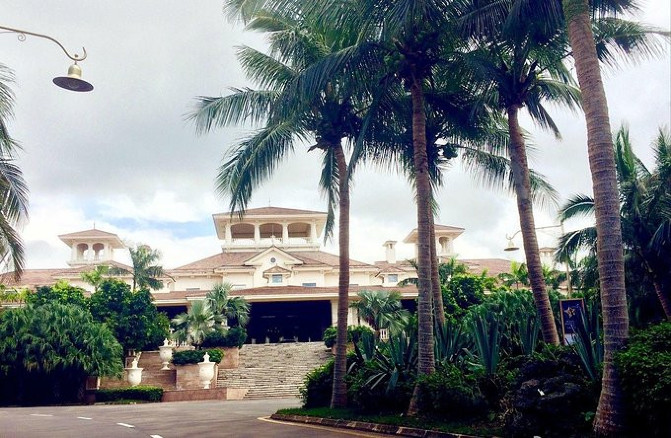 邂逅美丽椰城海口自由行攻略,海南岛自驾游摘椰子