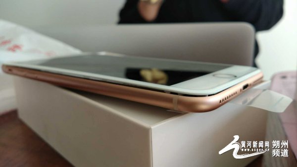 苹果8plus电池爆裂原因,苹果8plus充电口变形维修