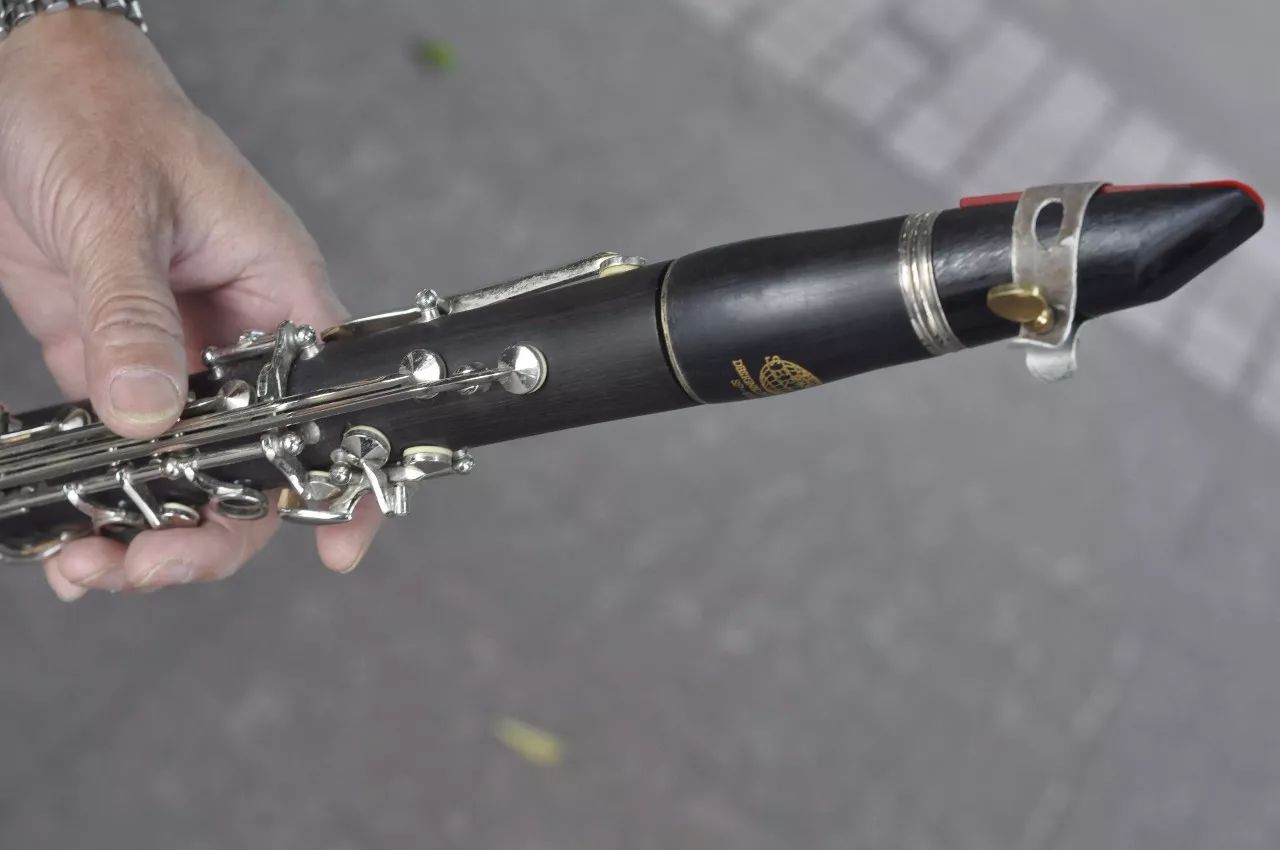 越秀｜情迷萨克斯：这个“无与伦比的风流乐器”是他最长情的伴侣