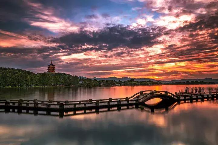 借得一把西湖伞，莫负江南雨一蓑