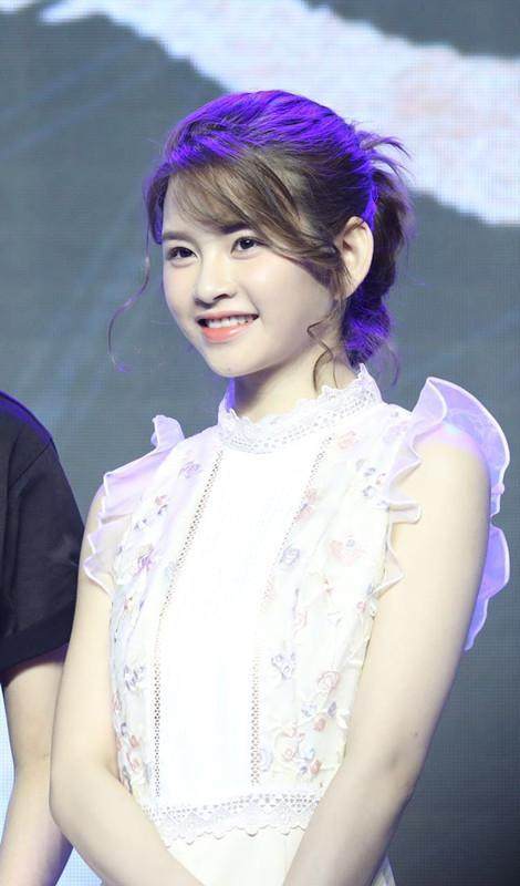 鹿晗择天记白衣造型,林思意择天记小黑龙吃东西