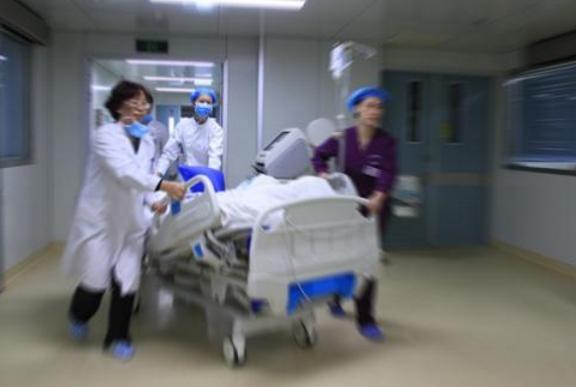 18岁女孩出血是怎么回事,18岁的女生出血了怎么办