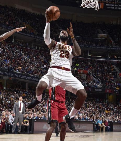 詹姆斯落后27分大逆转骑士,19分钟轰下33分