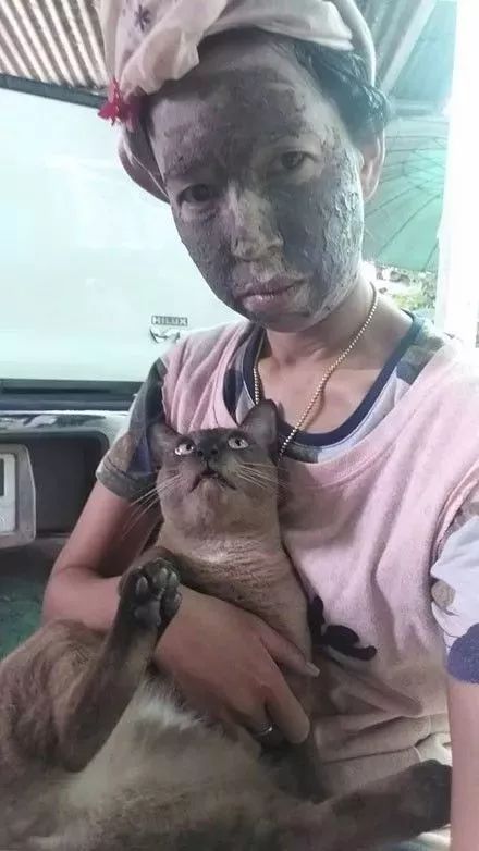 在家敷了片面膜，被狗子看到后，竟被...