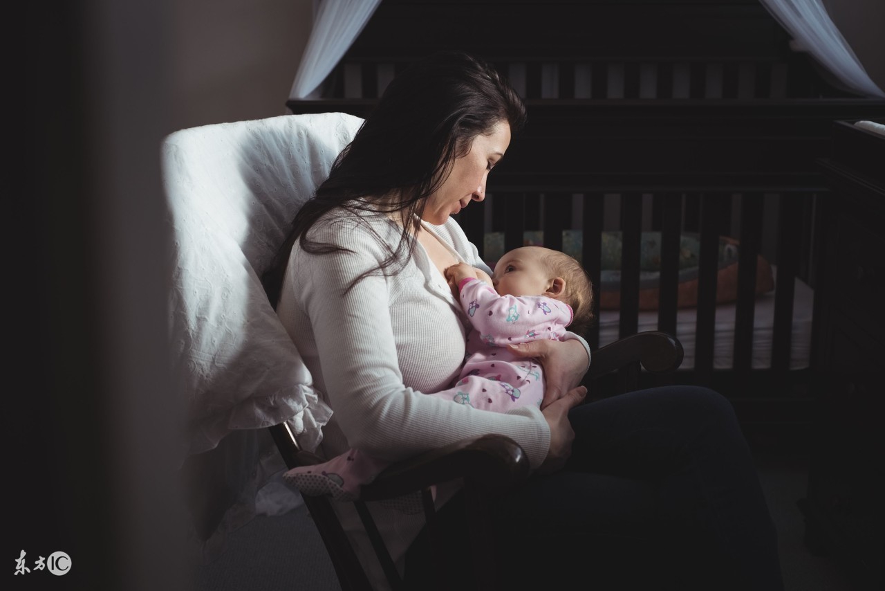 平胸的妈妈有奶水吗,平胸喂奶好难喂怎么办