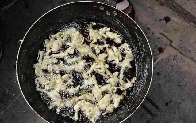 老奶奶在街头卖的这道美食，看似简单生意却火爆，天没亮就有人买