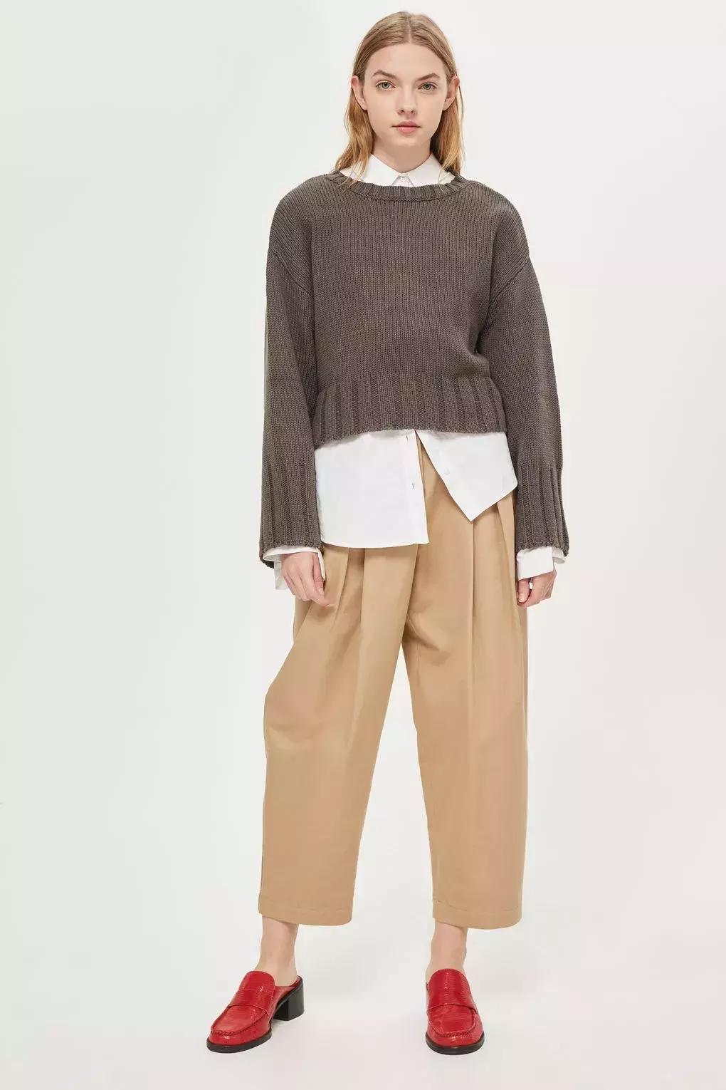 冬天纯色毛衣的高级穿搭,秋冬人手一件的毛衣怎么穿更好看