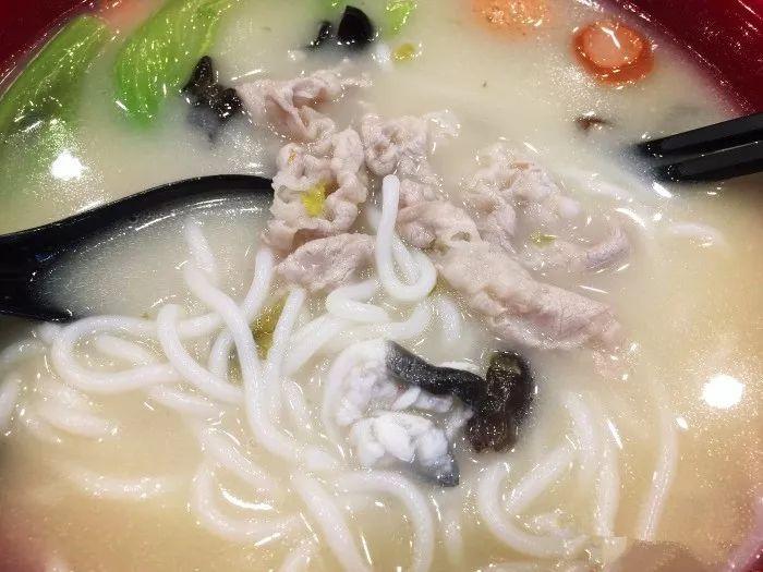 一口米线一口肉酱,一口米线一口醋