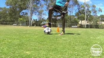 足球多人参与的运球控球训练,足球训练10个基本动作