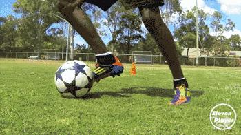 足球多人参与的运球控球训练,足球训练10个基本动作