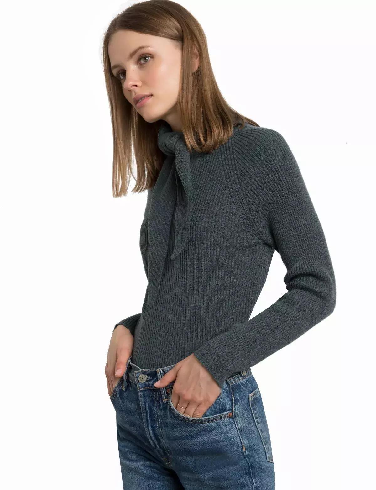 冬天纯色毛衣的高级穿搭,秋冬人手一件的毛衣怎么穿更好看