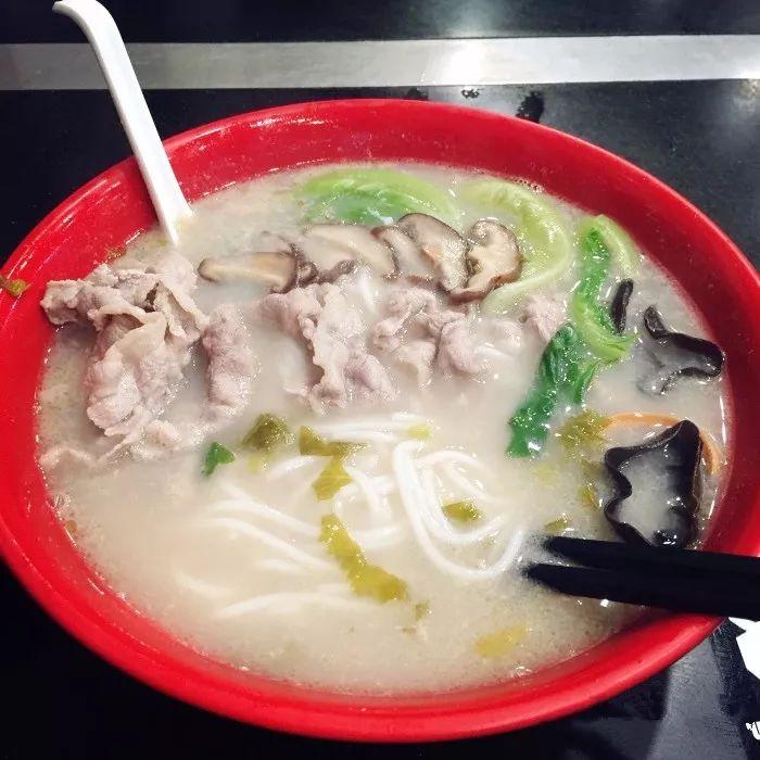 一口米线一口肉酱,一口米线一口醋