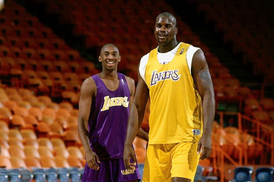 那些年科比单挑詹姆斯,回顾那些年科比的黑肘