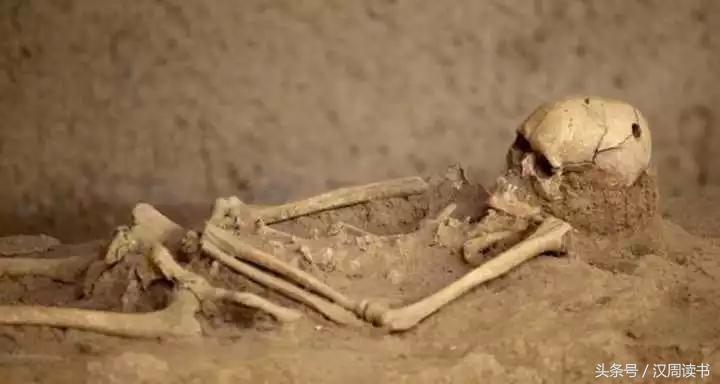 他用一根长钉从眼眶锤入那个人的头颅竟只为了治精神病