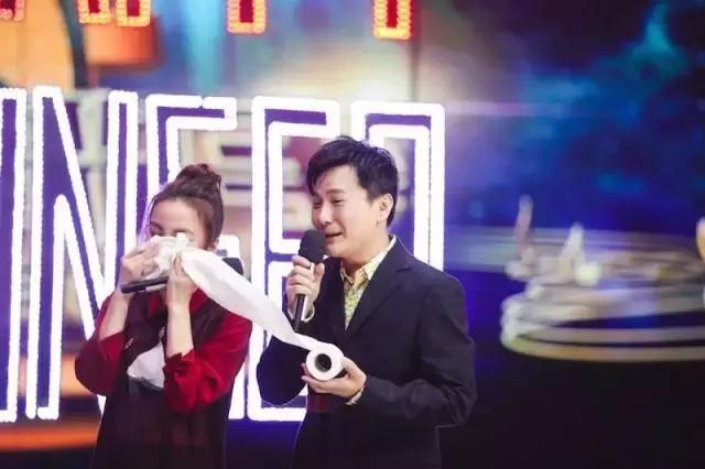 杨幂颁奖典礼落泪,杨幂颁奖落泪