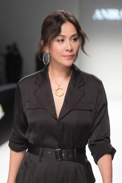 刘嘉玲晒美照状态好,刘嘉玲素颜照判若两人