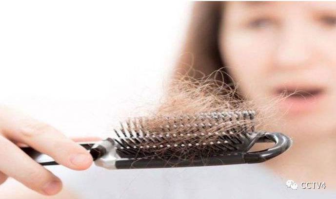 秋天一到就很会掉头发,如何解决头发枯黄脱发问题