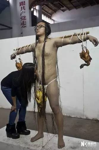 这是艺术？|美院学生让花坛“长”娃娃寓意破土而生？多少人的审美观崩塌了