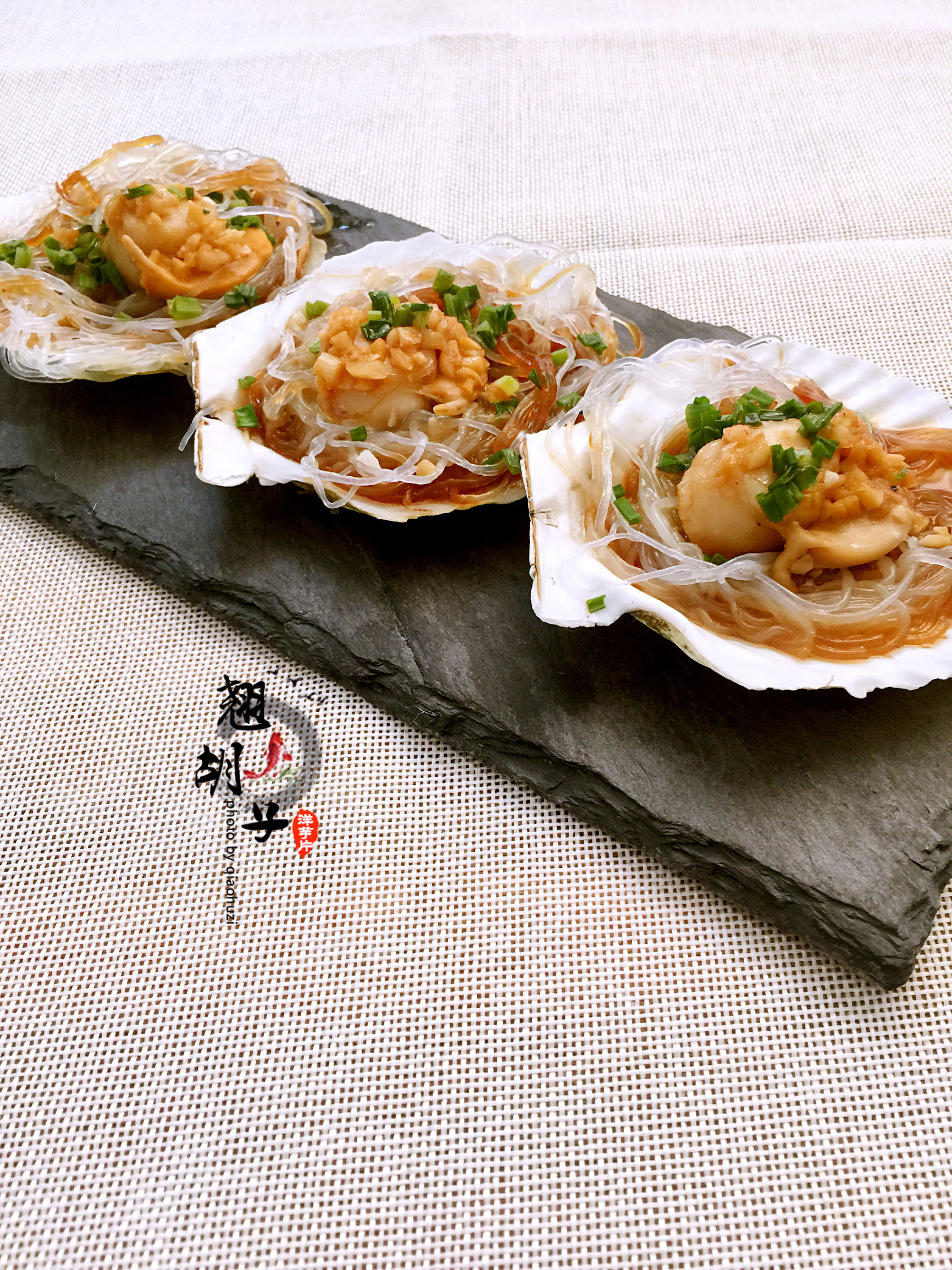 蒜蓉粉丝蒸扇贝这样做鲜香入味,家庭现成的蒜蓉粉丝蒸扇贝怎么弄