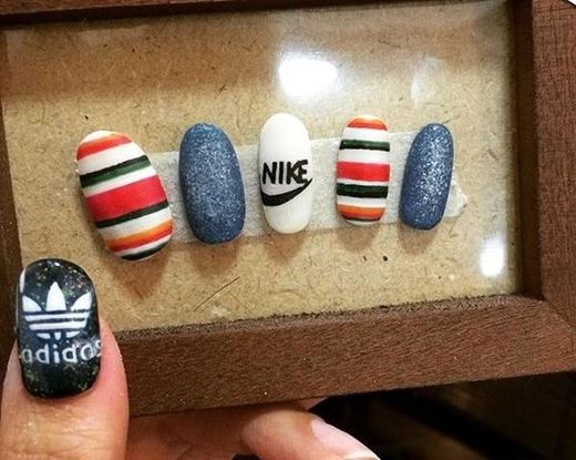 当女人味十足的指彩遇上了男孩风十足的运动品牌会怎么样？