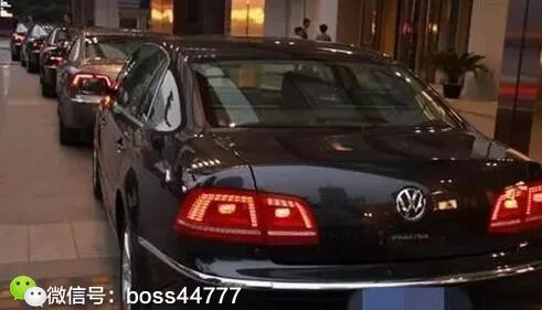 低调大亨派出百台大众辉腾接新娘，女方哭着怎么是迈腾？