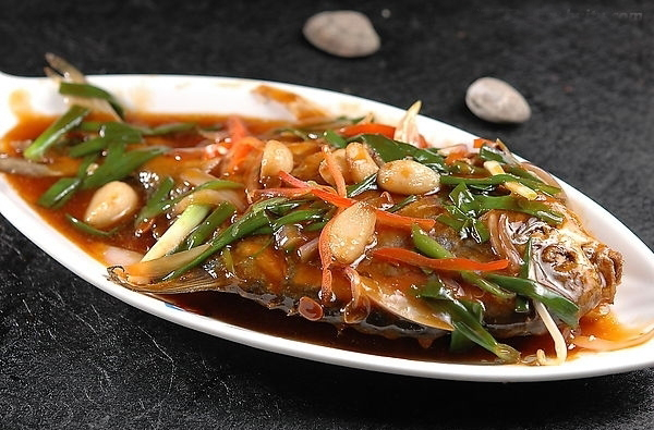 红烧鲳鱼的家常做法教程,美味的红烧鲳鱼